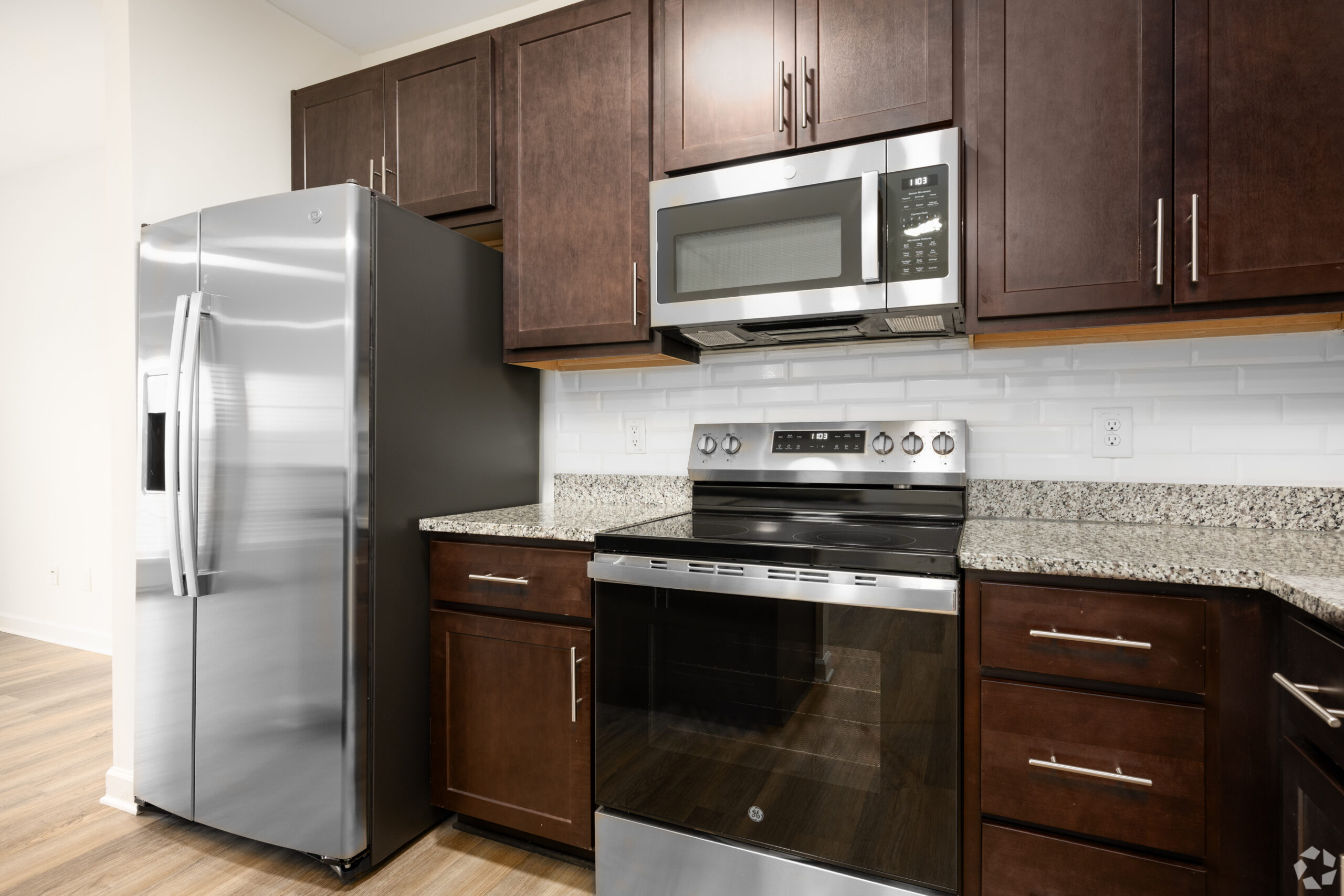 Arrowhead Apartments https://www.arrowhead-apts.com/wp-content/uploads/sites/1046/2025/11/10463696_Arrowhead-Apartments_584414237-scaled.jpg